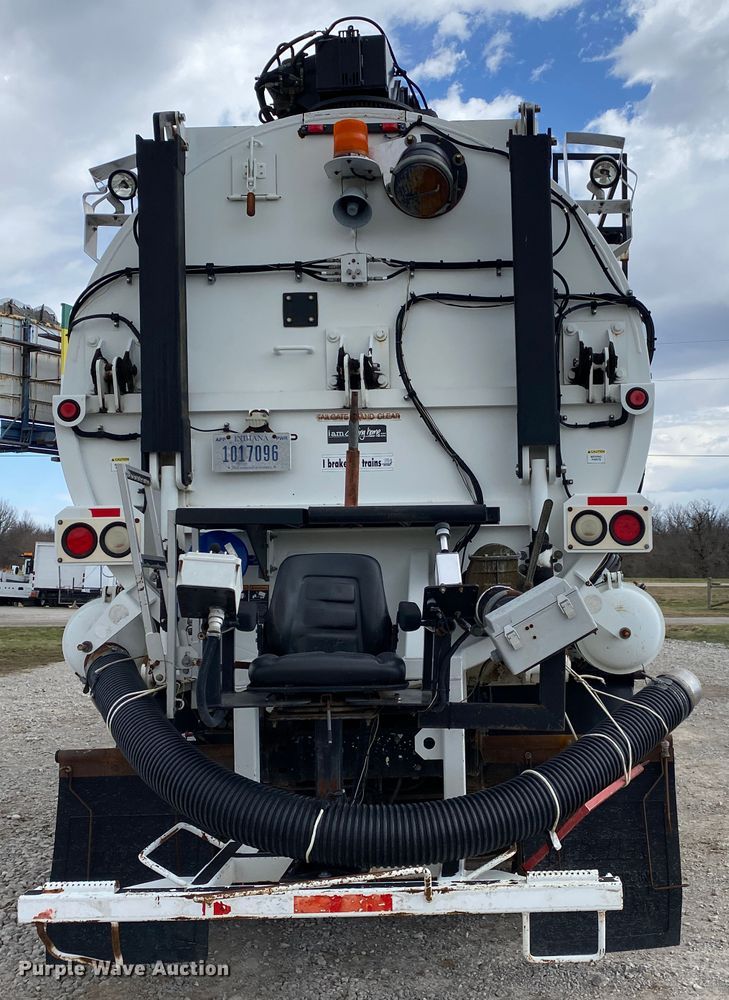 image for item JN9262 2007 International 7600  vacuum truck