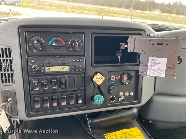 image for item JN9262 2007 International 7600  vacuum truck