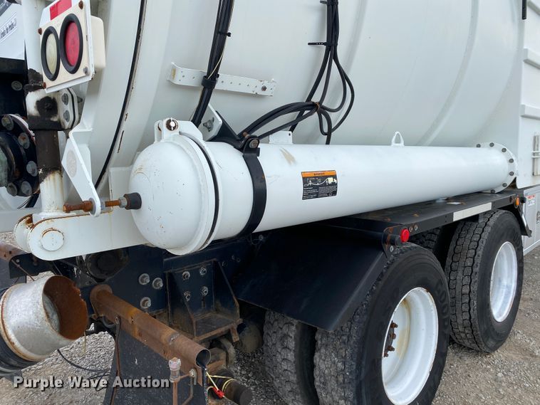 image for item JN9262 2007 International 7600  vacuum truck