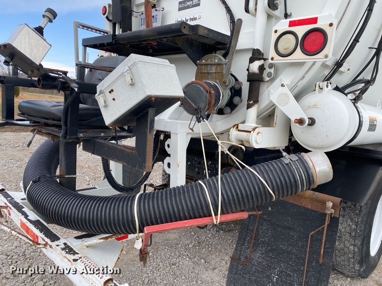 image for item JN9262 2007 International 7600  vacuum truck