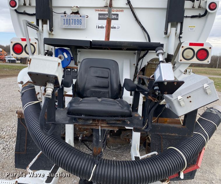 image for item JN9262 2007 International 7600  vacuum truck