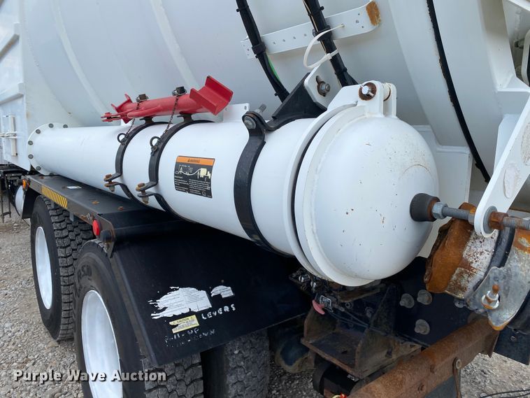 image for item JN9262 2007 International 7600  vacuum truck