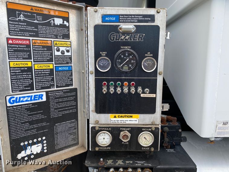 image for item JN9262 2007 International 7600  vacuum truck