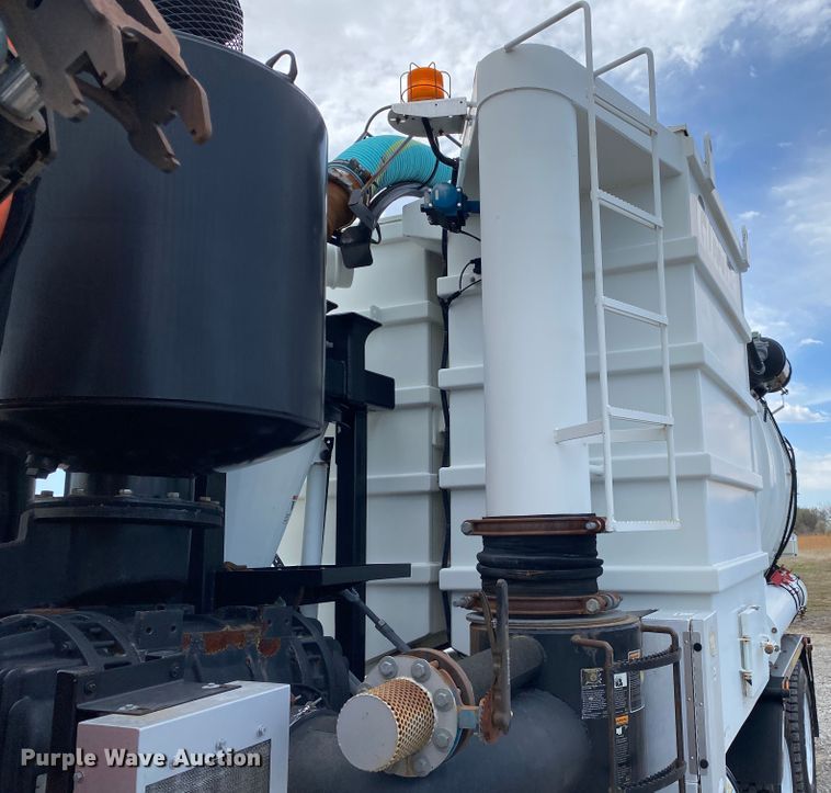 image for item JN9262 2007 International 7600  vacuum truck