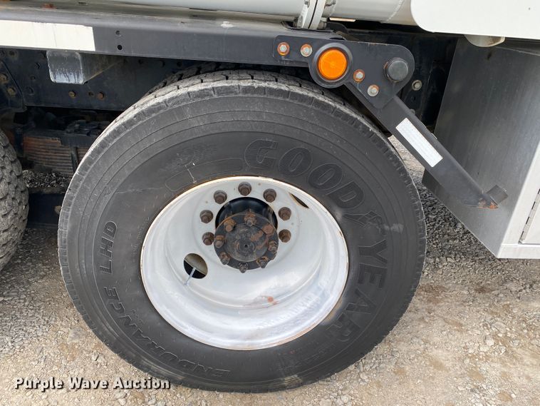 image for item JN9262 2007 International 7600  vacuum truck