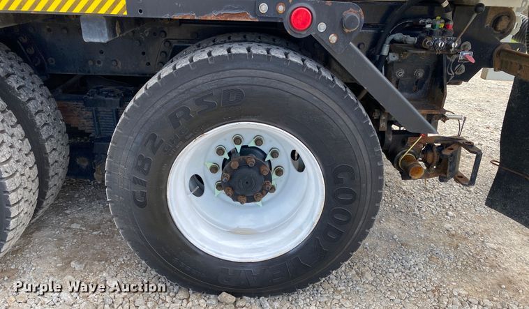 image for item JN9262 2007 International 7600  vacuum truck