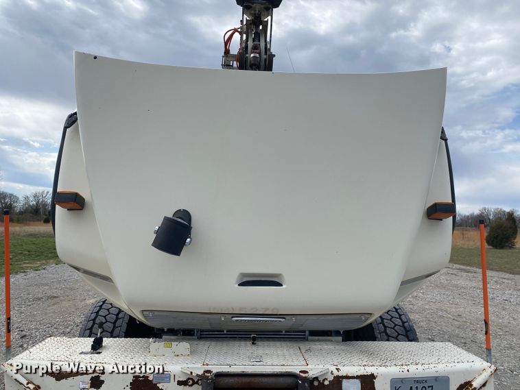 image for item JN9263 2000 Freightliner FL80  digger derrick truck