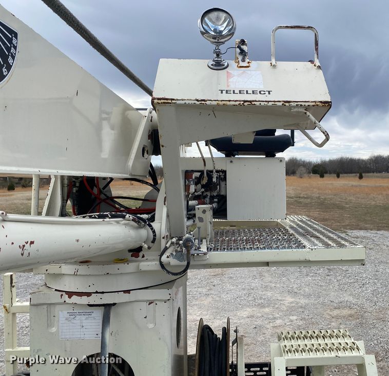 image for item JN9263 2000 Freightliner FL80  digger derrick truck