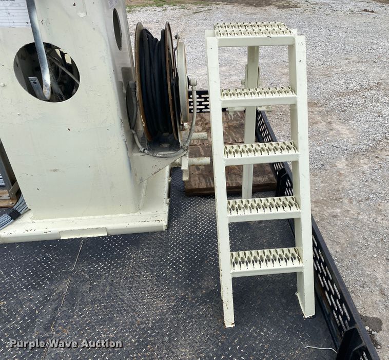 image for item JN9263 2000 Freightliner FL80  digger derrick truck