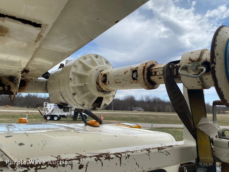 image for item JN9263 2000 Freightliner FL80  digger derrick truck