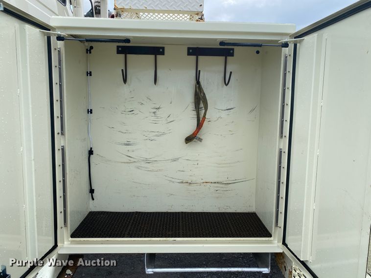 image for item JN9263 2000 Freightliner FL80  digger derrick truck