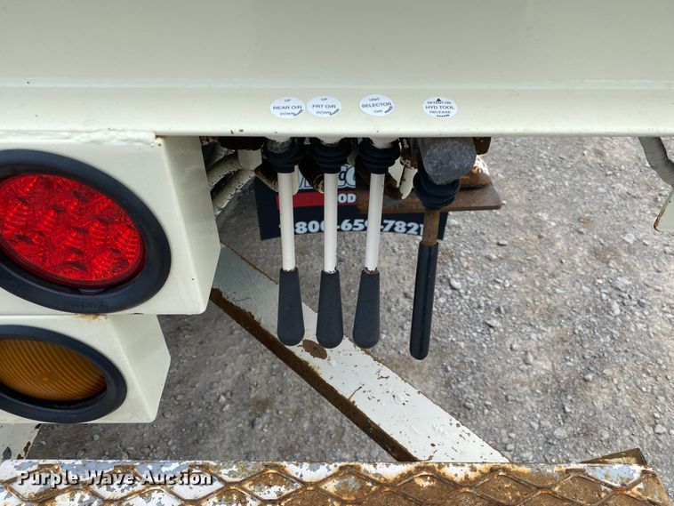 image for item JN9263 2000 Freightliner FL80  digger derrick truck