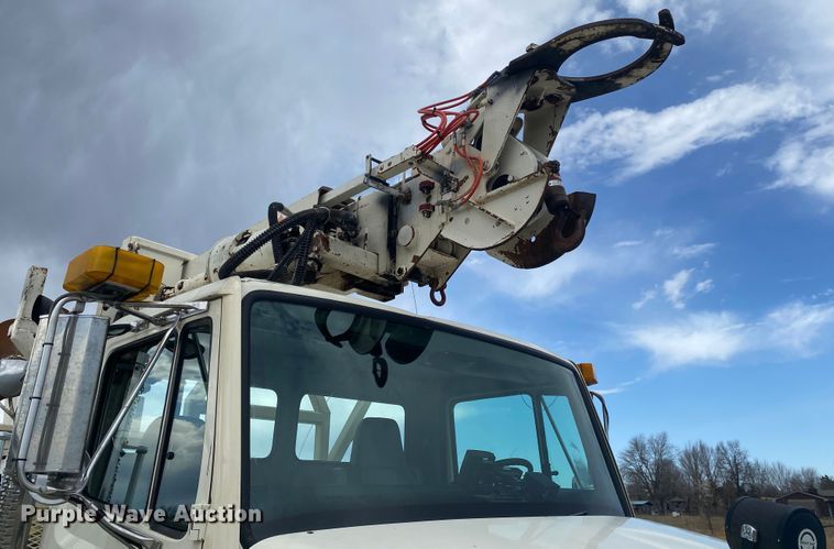 image for item JN9263 2000 Freightliner FL80  digger derrick truck