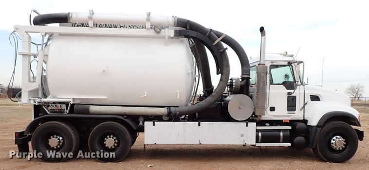 image for item JO9640 2002 Mack CV713 Granite  hydrovac truck