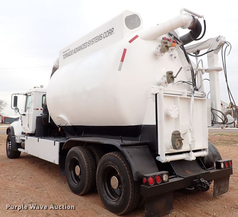 image for item JO9640 2002 Mack CV713 Granite  hydrovac truck