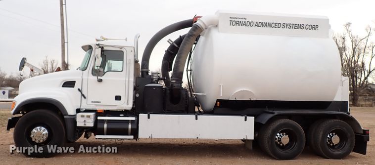 image for item JO9640 2002 Mack CV713 Granite  hydrovac truck