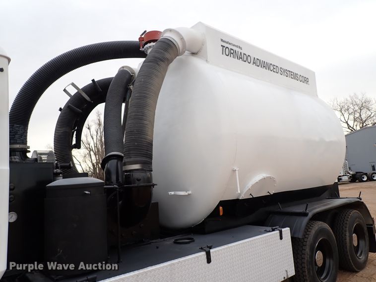 image for item JO9640 2002 Mack CV713 Granite  hydrovac truck