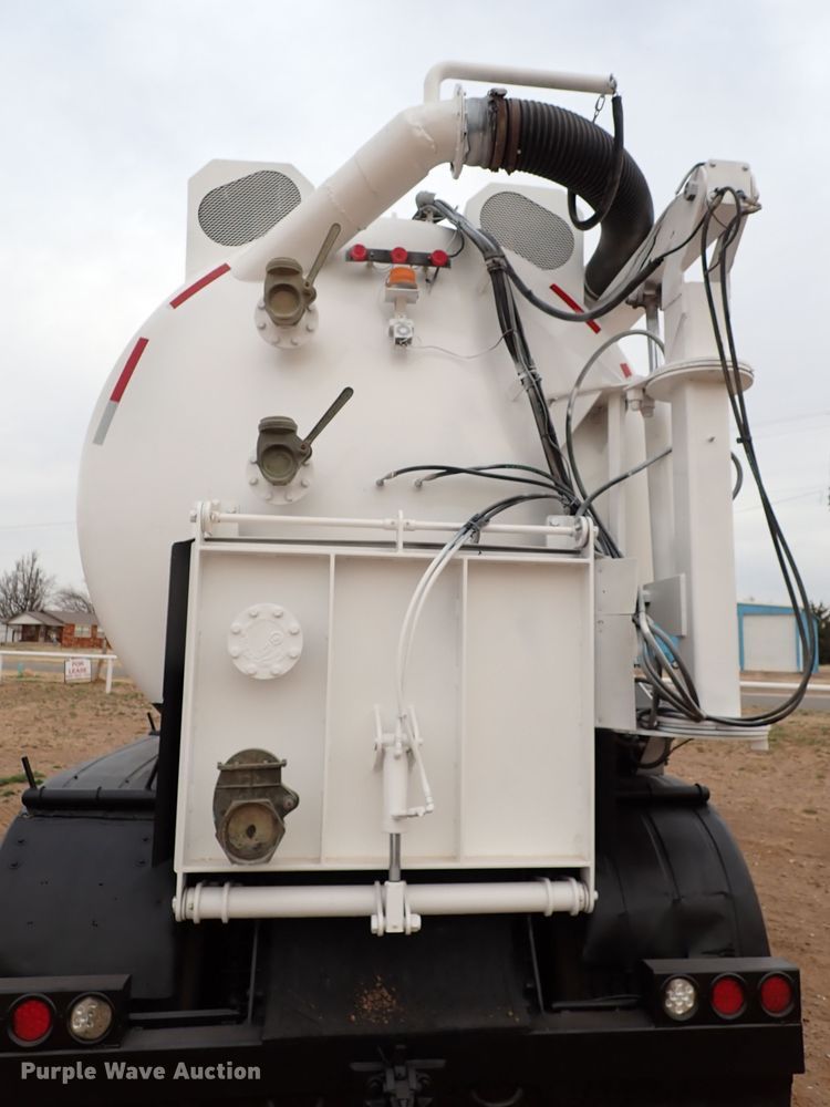 image for item JO9640 2002 Mack CV713 Granite  hydrovac truck