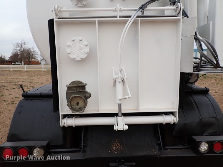 image for item JO9640 2002 Mack CV713 Granite  hydrovac truck