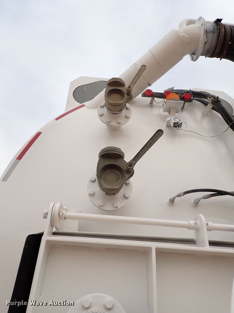 image for item JO9640 2002 Mack CV713 Granite  hydrovac truck