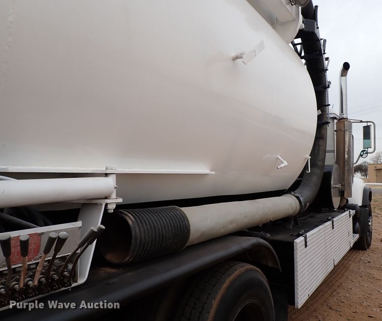 image for item JO9640 2002 Mack CV713 Granite  hydrovac truck