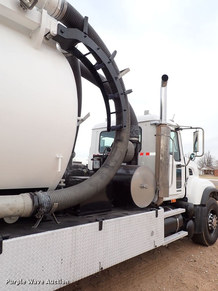 image for item JO9640 2002 Mack CV713 Granite  hydrovac truck