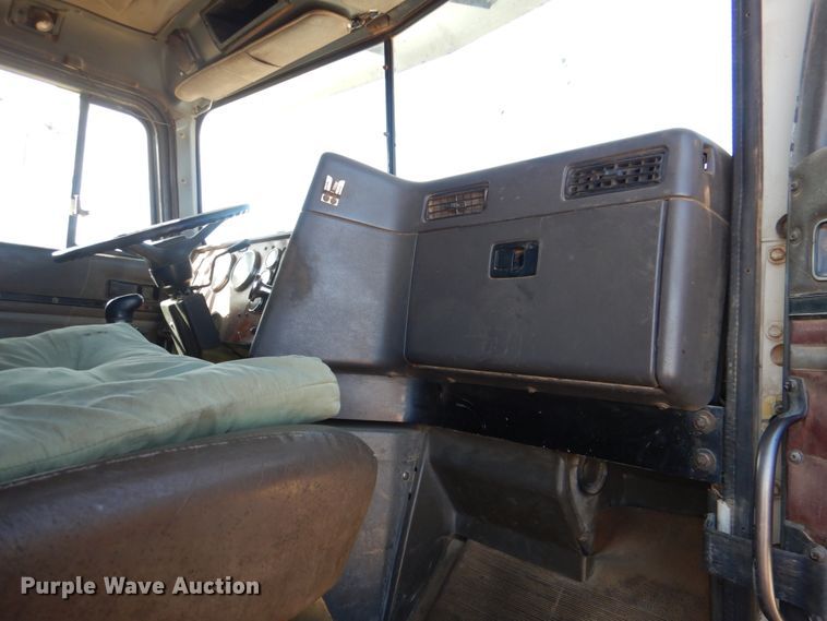 image for item JS9665 1996 International 9400 GLR  dump truck