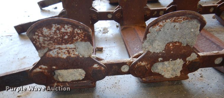 image for item JY9257 Loegering over the tire skid steer tracks