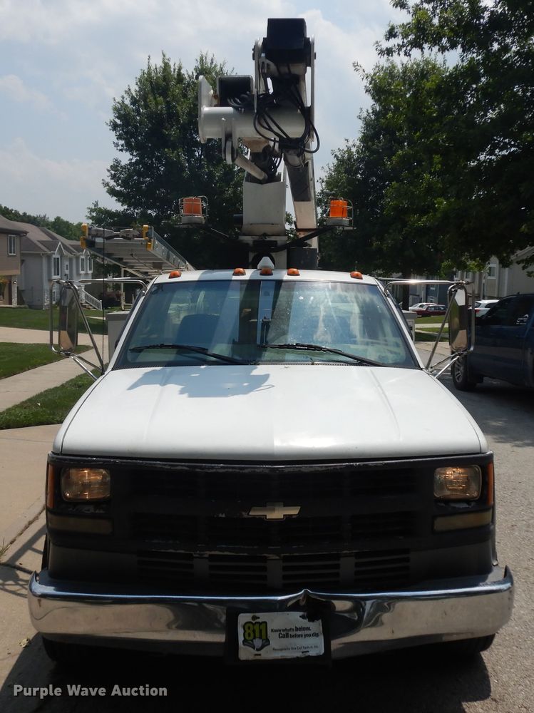 image for item KU9396 2001 Chevrolet Silverado 3500HD  bucket truck