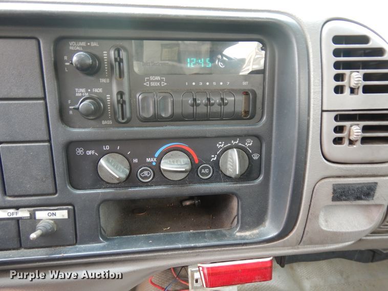 image for item KU9396 2001 Chevrolet Silverado 3500HD  bucket truck