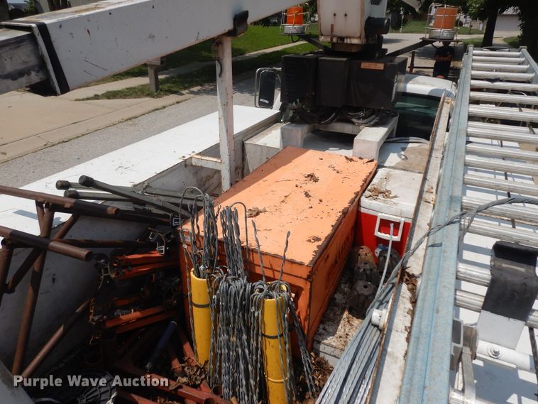 image for item KU9396 2001 Chevrolet Silverado 3500HD  bucket truck