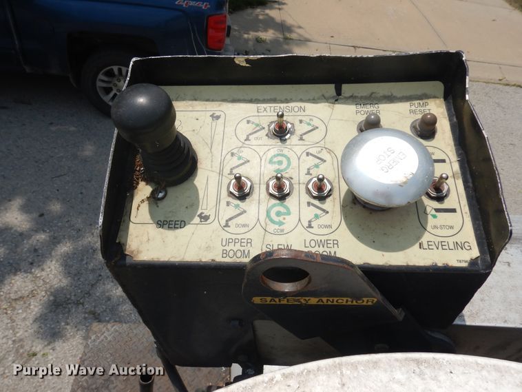 image for item KU9396 2001 Chevrolet Silverado 3500HD  bucket truck