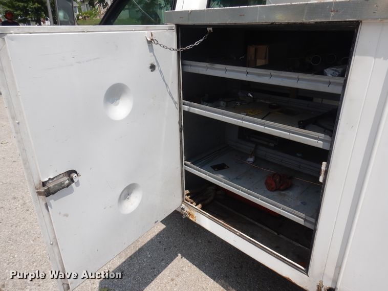 image for item KU9396 2001 Chevrolet Silverado 3500HD  bucket truck