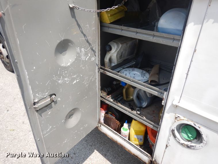 image for item KU9396 2001 Chevrolet Silverado 3500HD  bucket truck