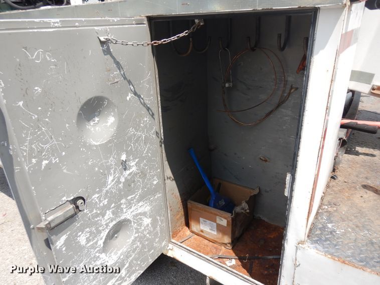 image for item KU9396 2001 Chevrolet Silverado 3500HD  bucket truck