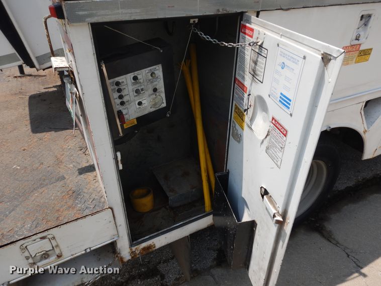 image for item KU9396 2001 Chevrolet Silverado 3500HD  bucket truck