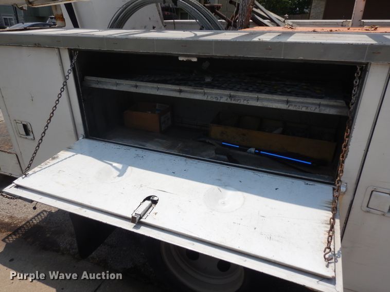 image for item KU9396 2001 Chevrolet Silverado 3500HD  bucket truck