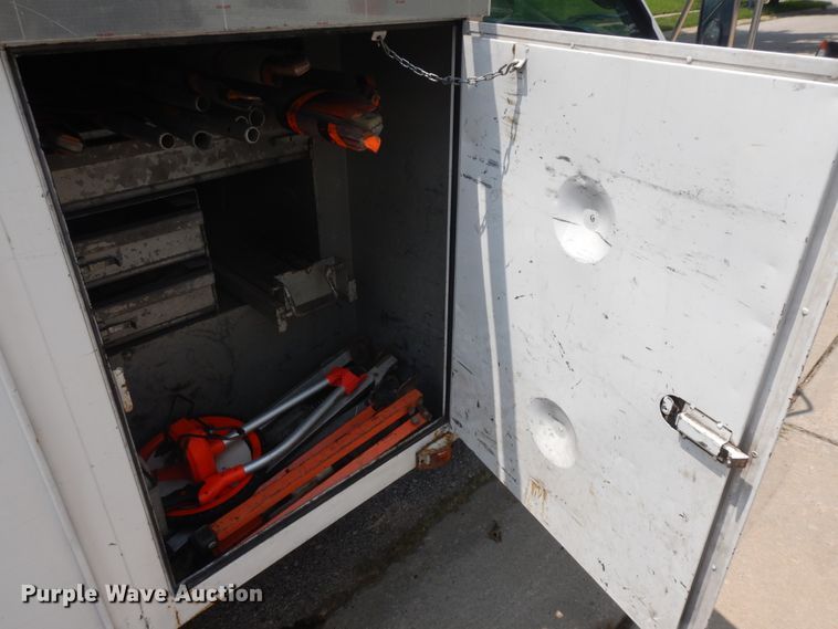 image for item KU9396 2001 Chevrolet Silverado 3500HD  bucket truck