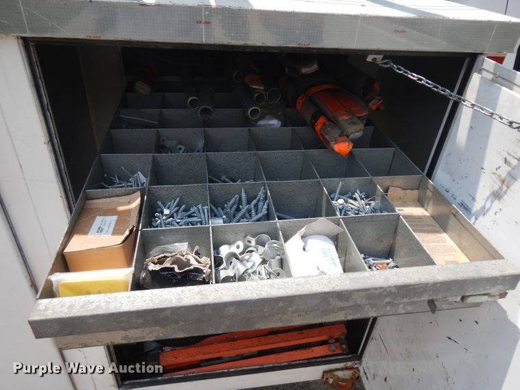 image for item KU9396 2001 Chevrolet Silverado 3500HD  bucket truck