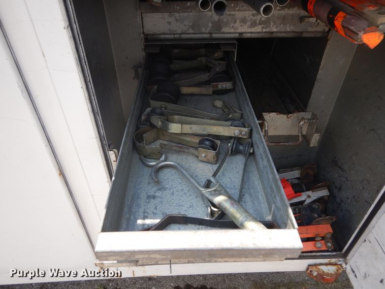 image for item KU9396 2001 Chevrolet Silverado 3500HD  bucket truck