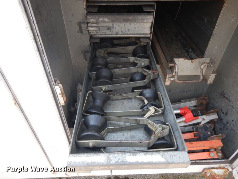 image for item KU9396 2001 Chevrolet Silverado 3500HD  bucket truck