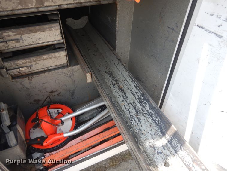 image for item KU9396 2001 Chevrolet Silverado 3500HD  bucket truck