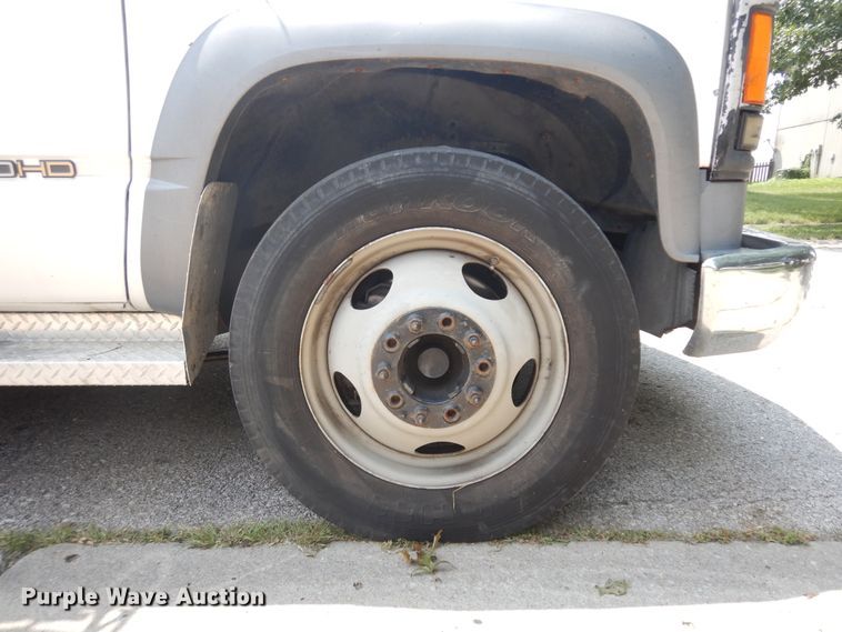 image for item KU9396 2001 Chevrolet Silverado 3500HD  bucket truck