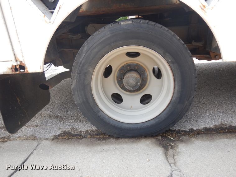 image for item KU9396 2001 Chevrolet Silverado 3500HD  bucket truck