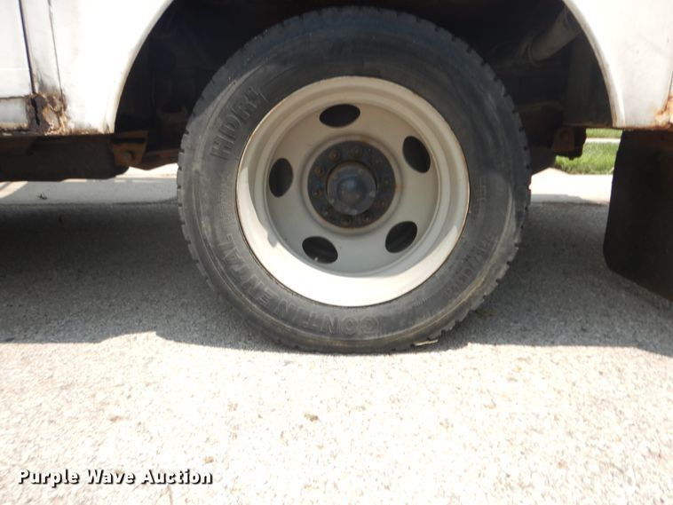 image for item KU9396 2001 Chevrolet Silverado 3500HD  bucket truck