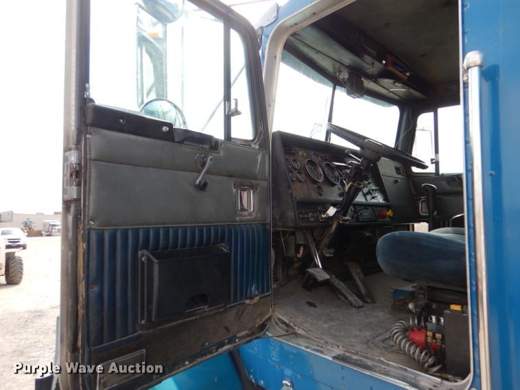 image for item LJ9823 1994 Kenworth T800  dump truck