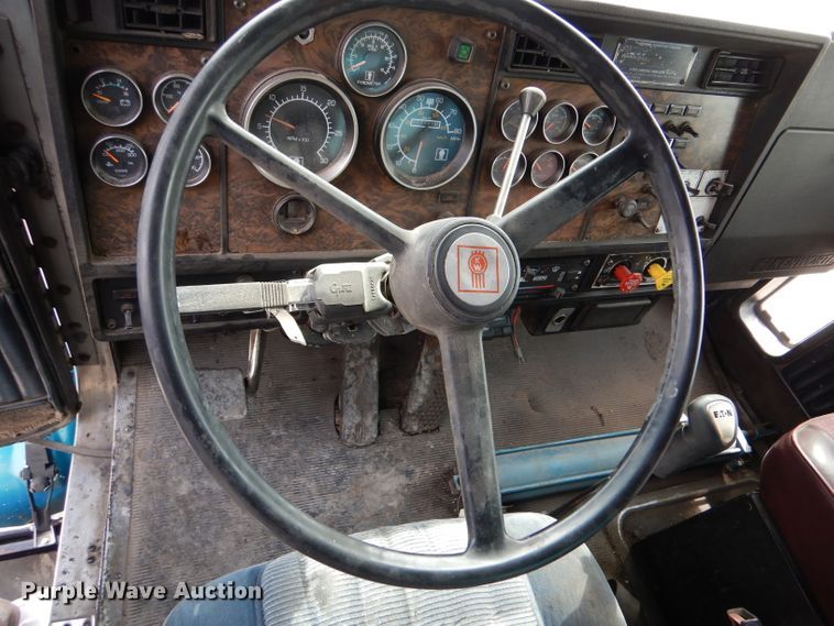 image for item LJ9823 1994 Kenworth T800  dump truck