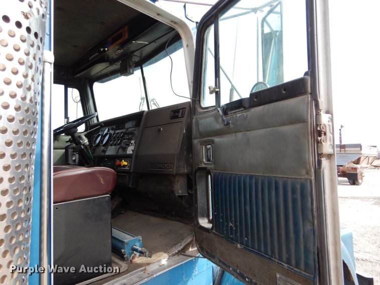 image for item LJ9823 1994 Kenworth T800  dump truck