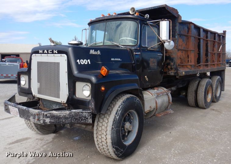image for item MU9530 1974 Mack RL685LS  dump truck