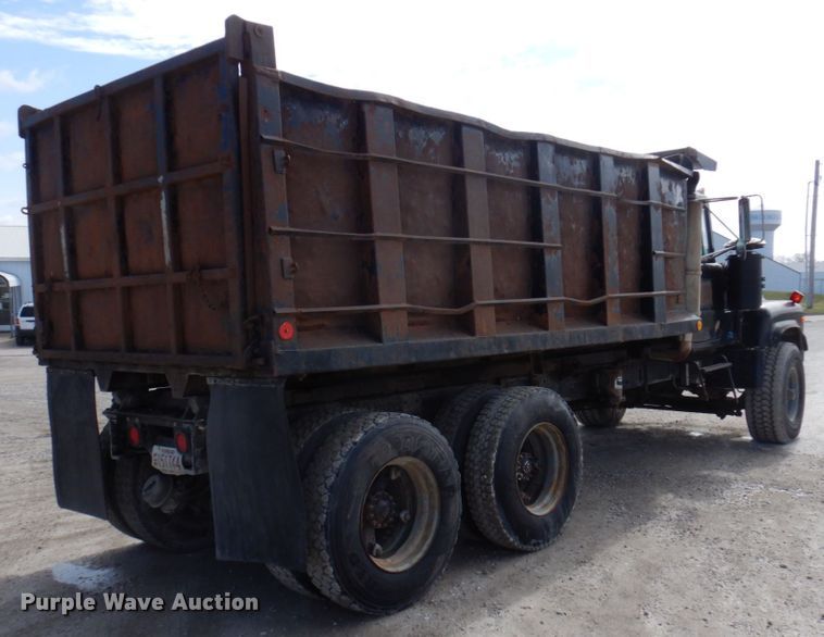 image for item MU9530 1974 Mack RL685LS  dump truck